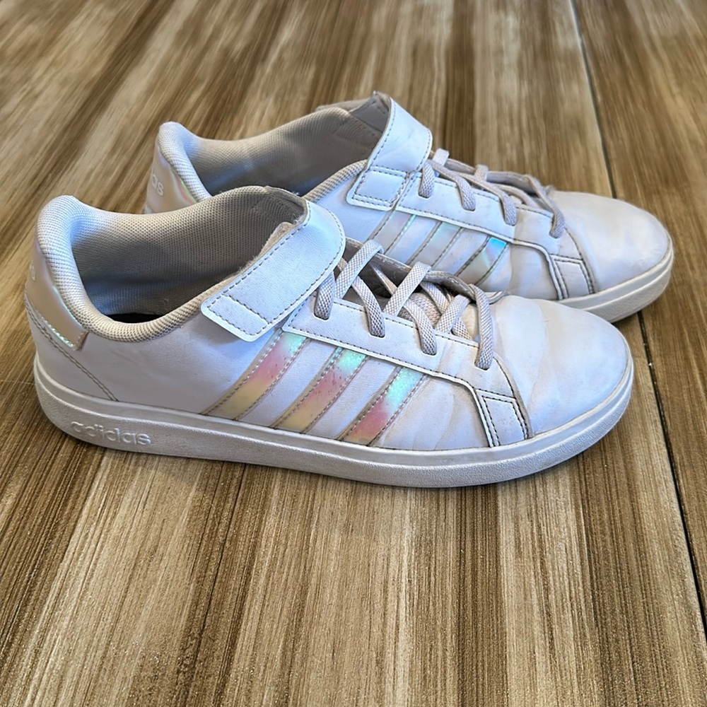 Adidas Grand Court 2.0 Elastic shoe (big kid sz 6.5M) white, iridescent,…